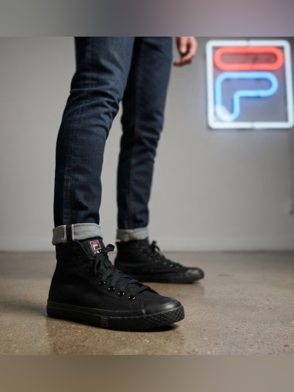 New Fila men’s designer black canvas high top sneakers Sz 7 Display